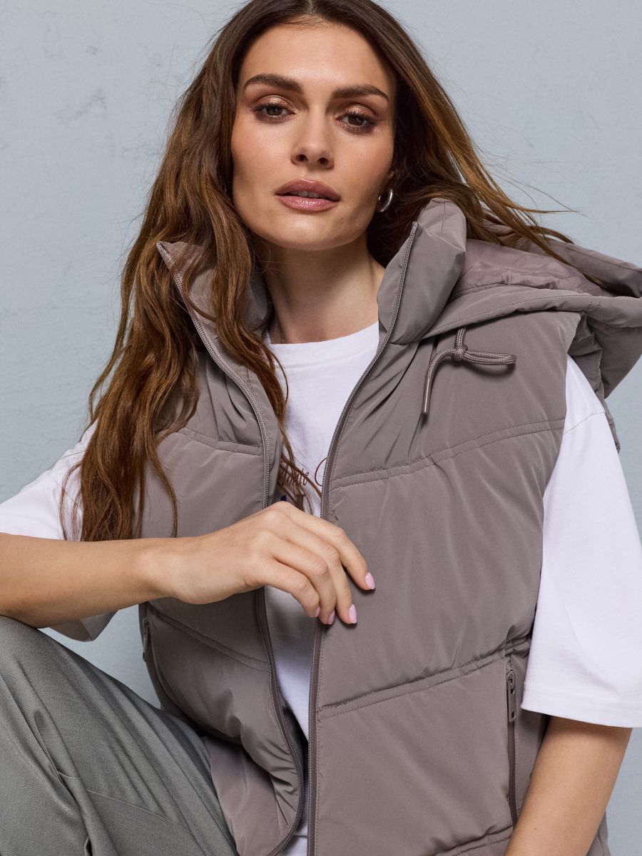 Pikowana kamizelka puffer z kapturem Pikowana kamizelka puffer z kapturem - fioletowy - SINSAY