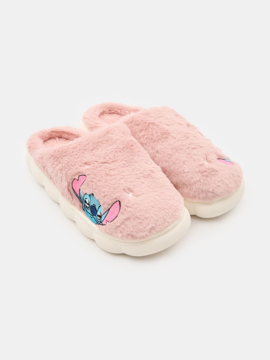 Kapcie ze sztucznym futerkiem i haftem Stitch - różowy - SINSAY