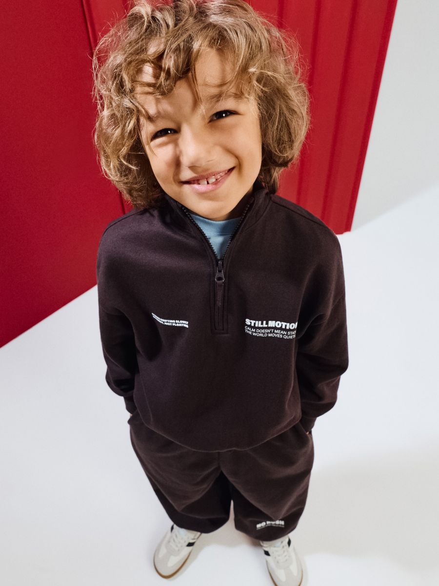 Dresowa bluza half-zip z napisem - brązowy - SINSAY