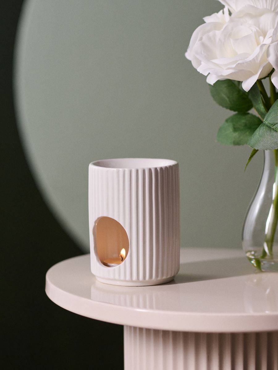 Lampă aromaterapie din ceramică cu striații Lampă aromaterapie din ceramică cu striații - alb - SINSAY