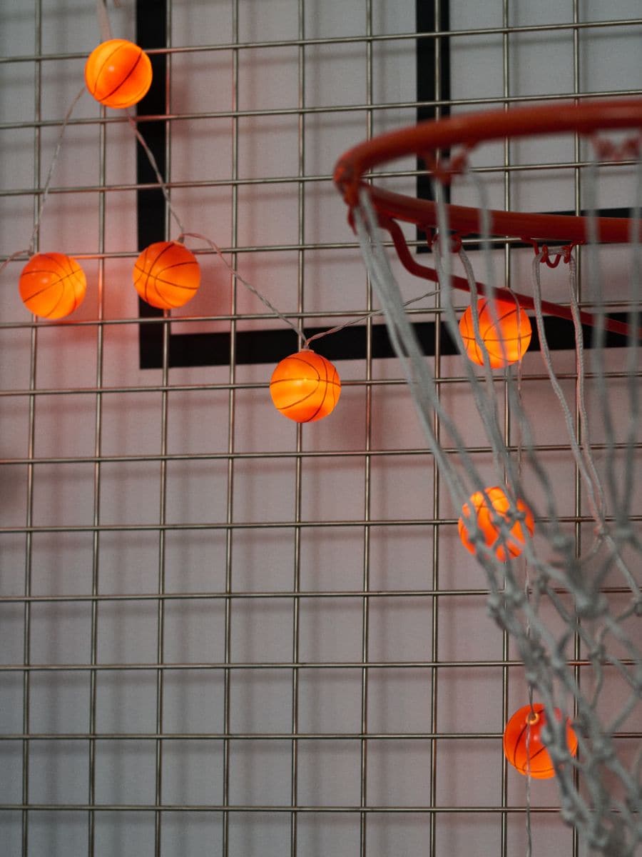 Lampki dekoracyjne LED w kształcie piłek do koszykówki Lampki dekoracyjne LED w kształcie piłek do koszykówki - pomarańczowy - SINSAY