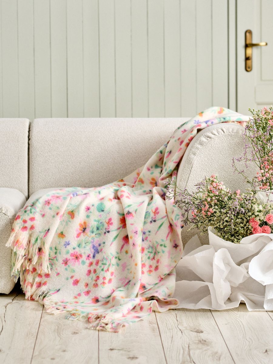 Pătură cu model floral Pătură cu model floral - crem - SINSAY