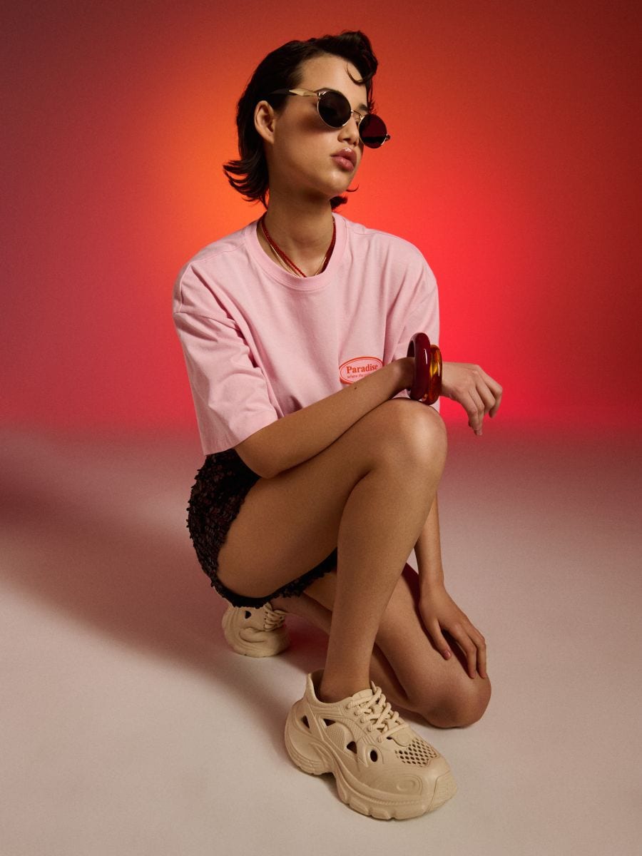 Sneakersy z ażurową cholewką na masywnej podeszwie - kremowy - SINSAY