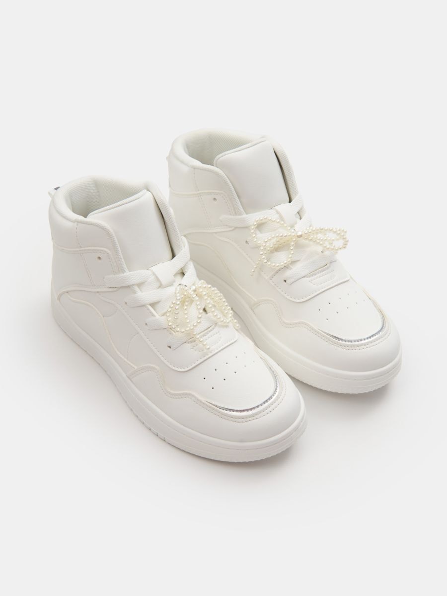 Sznurowane sneakersy za kostkę Sznurowane sneakersy za kostkę - biały - SINSAY
