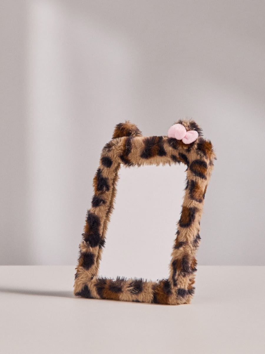 Lusterko kosmetyczne z futrzaną ramką w panterkę Hello Kitty Lusterko kosmetyczne z futrzaną ramką w panterkę Hello Kitty - brązowy - SINSAY