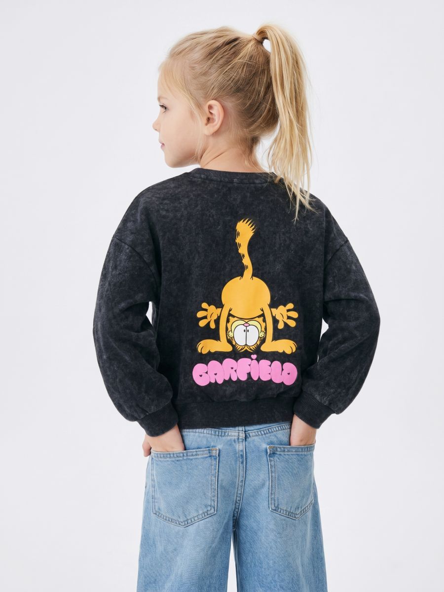 Bluza crewneck z efektem sprania z nadrukiem Garfield Bluza crewneck z efektem sprania z nadrukiem Garfield - czarny - SINSAY