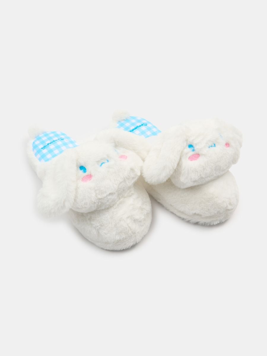 Kapcie ze sztucznym futerkiem i haftem Cinnamoroll Kapcie ze sztucznym futerkiem i haftem Cinnamoroll - biały - SINSAY