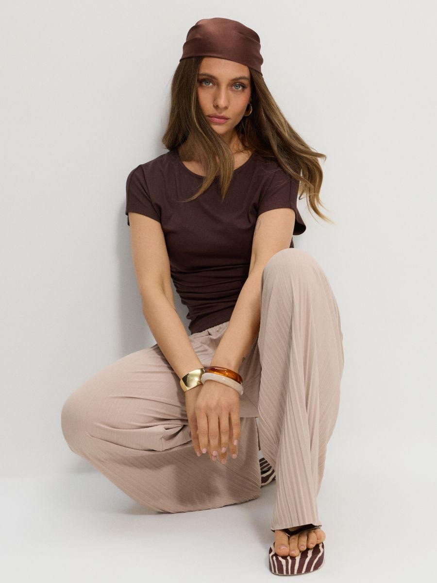 Plisowane spodnie wide leg z elastycznym pasem - kremowy - SINSAY