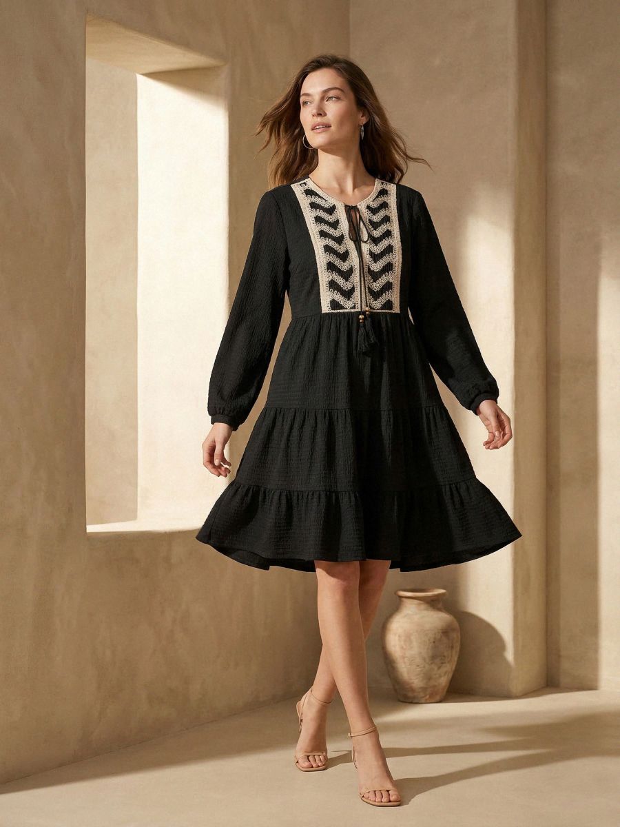 Rochie mini cu efect în trepte și detaliu brodat Rochie mini cu efect în trepte și detaliu brodat - negru - SINSAY
