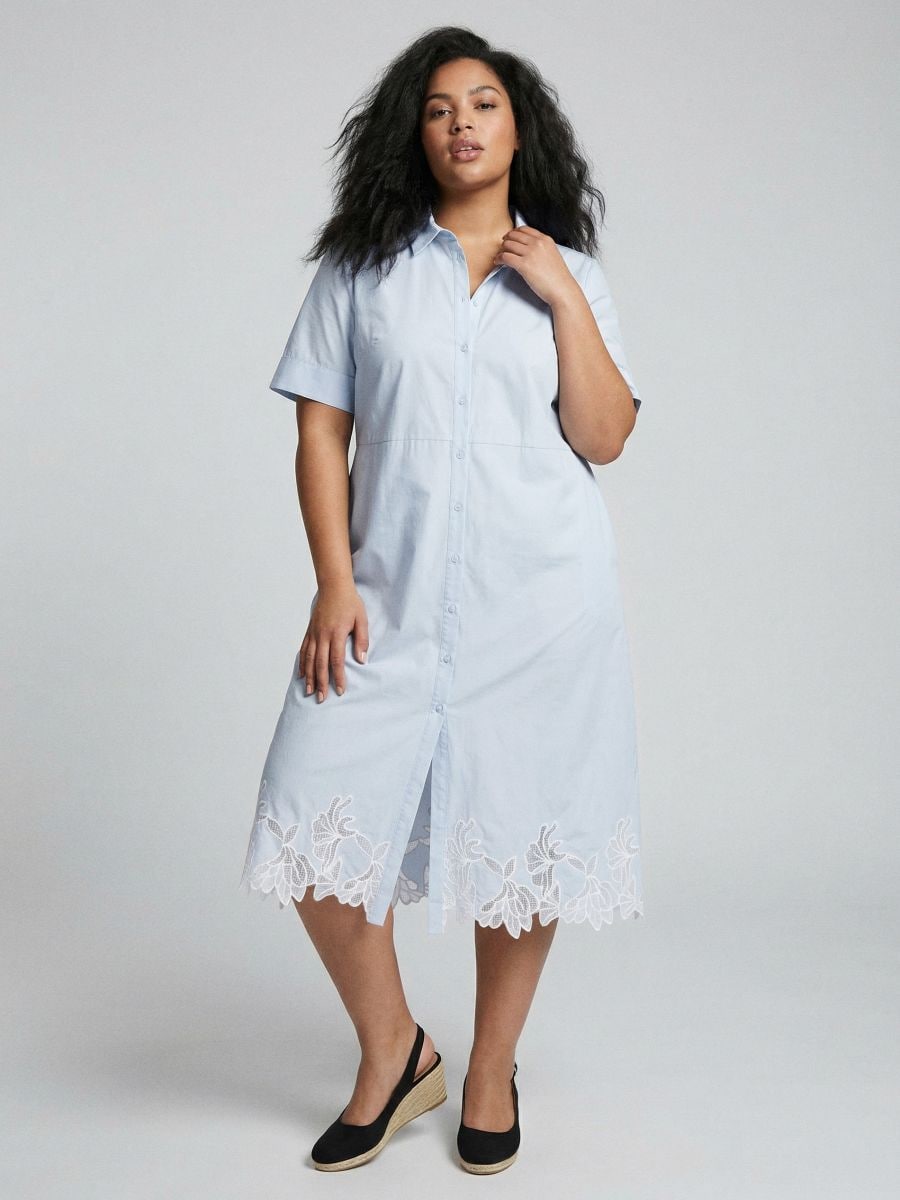 Сукня-сорочка з вишитим подолом Plus Size Сукня-сорочка з вишитим подолом Plus Size - блакитний - SINSAY