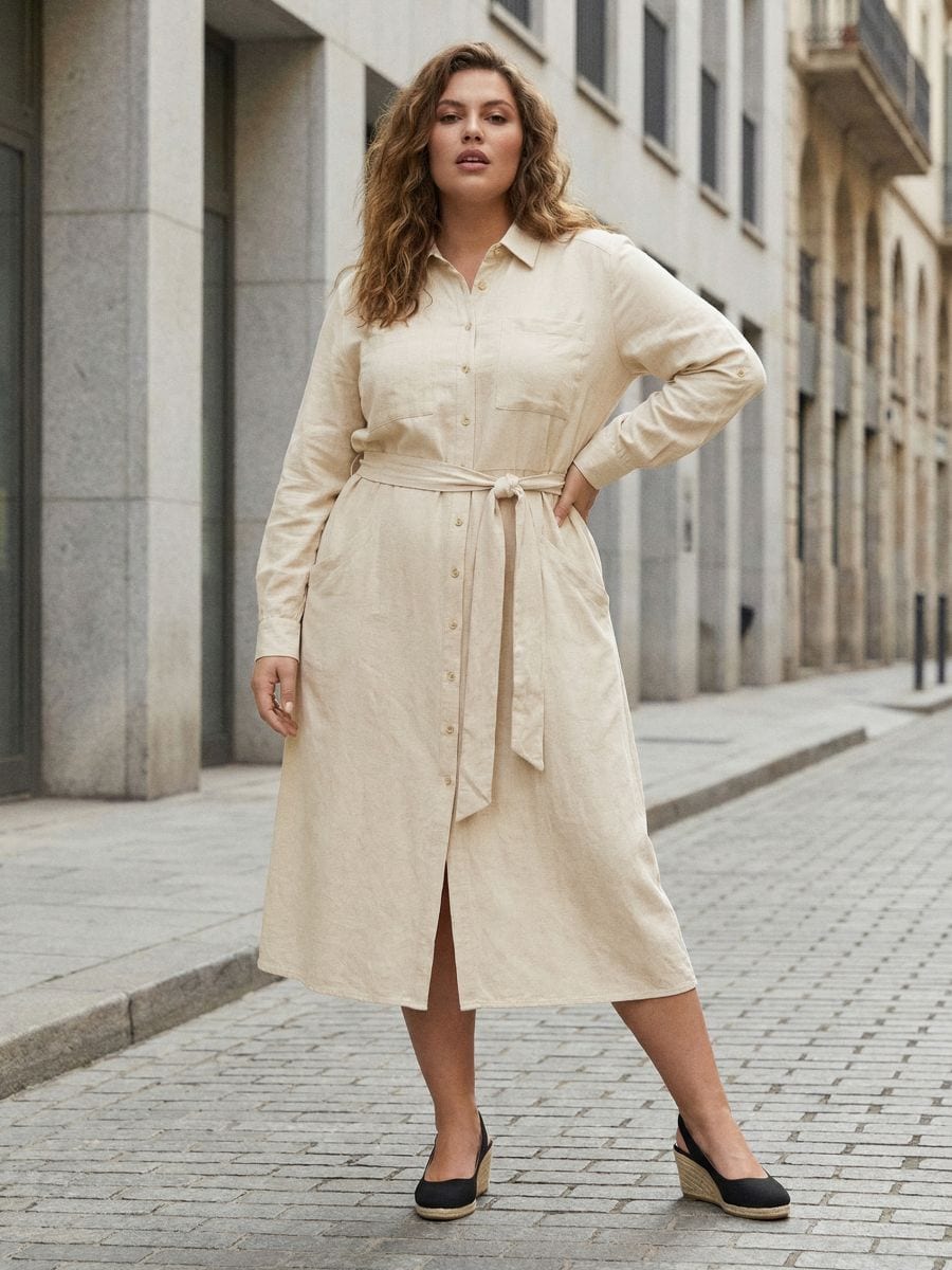 Віскозна сорочкова міді сукня з домішкою льону PLUS SIZE Віскозна сорочкова міді сукня з домішкою льону PLUS SIZE - нюдовий - SINSAY