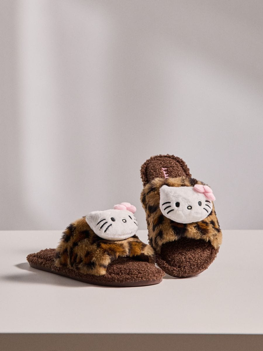 Otwarte kapcie z naszywką Hello Kitty - brązowy - SINSAY