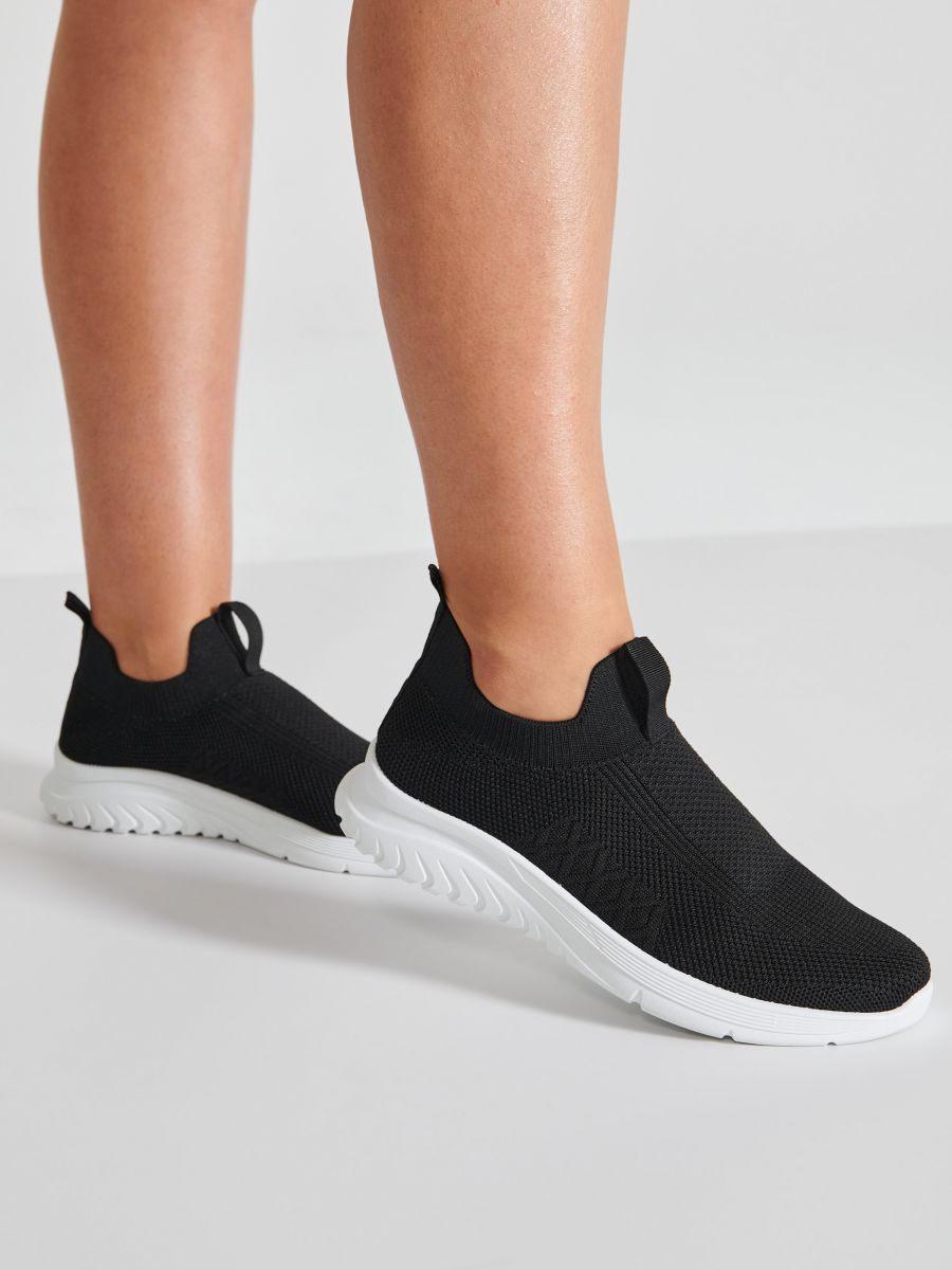 Wsuwane sneakersy Wsuwane sneakersy - czarny - SINSAY