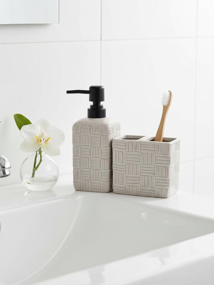 Ceramiczny dozownik na mydło i kubek na szczoteczki z tłoczonym wzorem Ceramiczny dozownik na mydło i kubek na szczoteczki z tłoczonym wzorem - kremowy - SINSAY