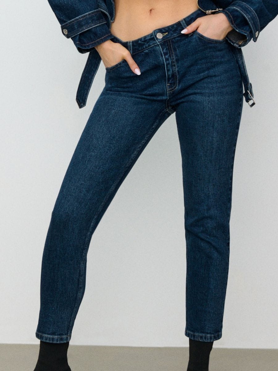 Spodnie jeansowe mom comfort fit Spodnie jeansowe mom comfort fit - granatowy - SINSAY
