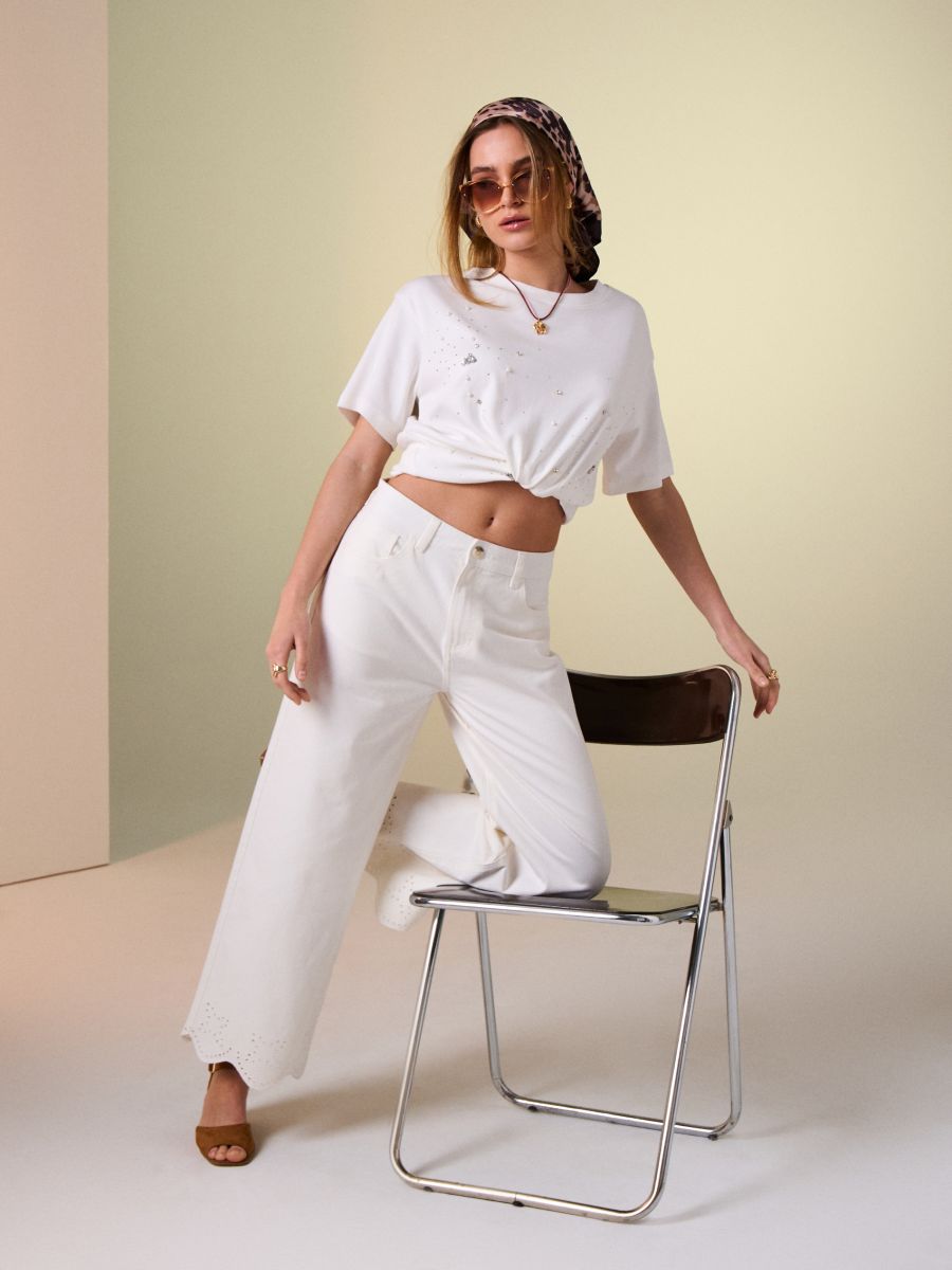 Jeansy wide leg mid waist z ażurowym wykończeniem nogawki Jeansy wide leg mid waist z ażurowym wykończeniem nogawki - kremowy - SINSAY