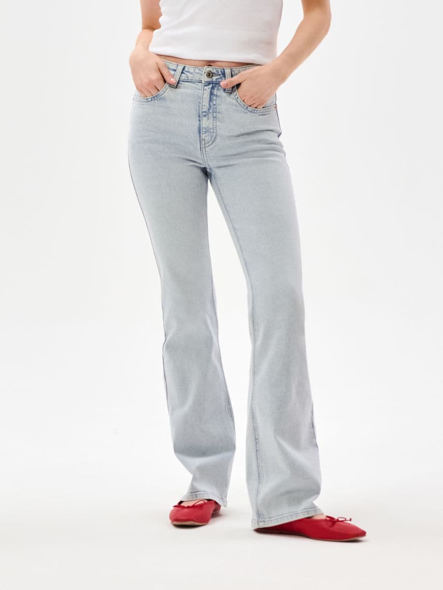 Jeansy flare mid waist - niebieski - SINSAY