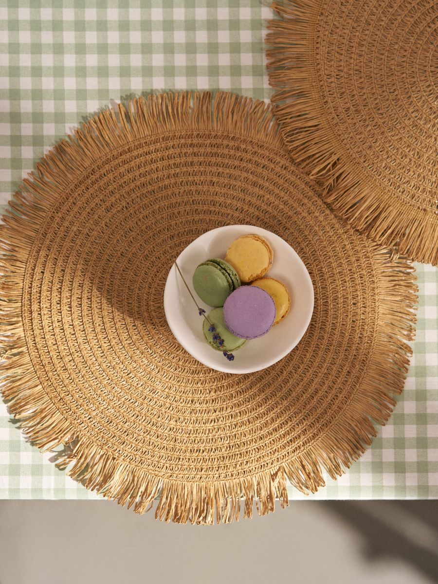 Pleciona podkładka stołowa z frędzlami 2 pack Pleciona podkładka stołowa z frędzlami 2 pack - beżowy - SINSAY