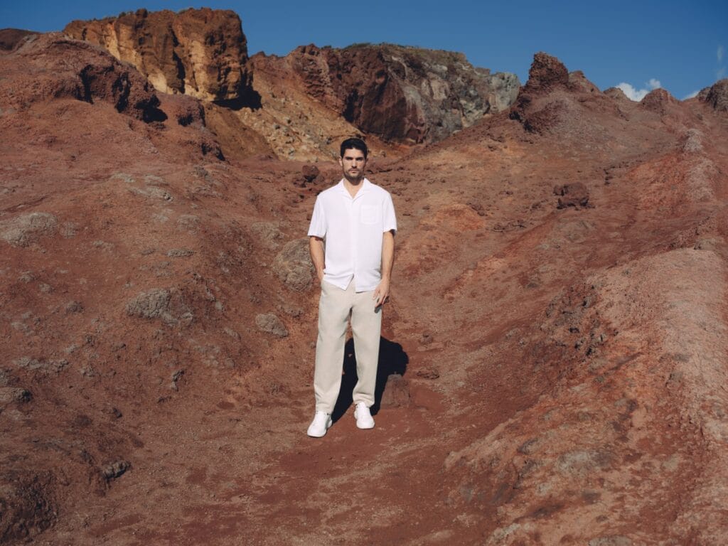 Pánské letní kalhoty jsou ideální volbou pro horké dny. Poradíme, jak vybrat ten správný střih a materiál. Inspirujte se a vytvořte si pohodlný letní outfit.