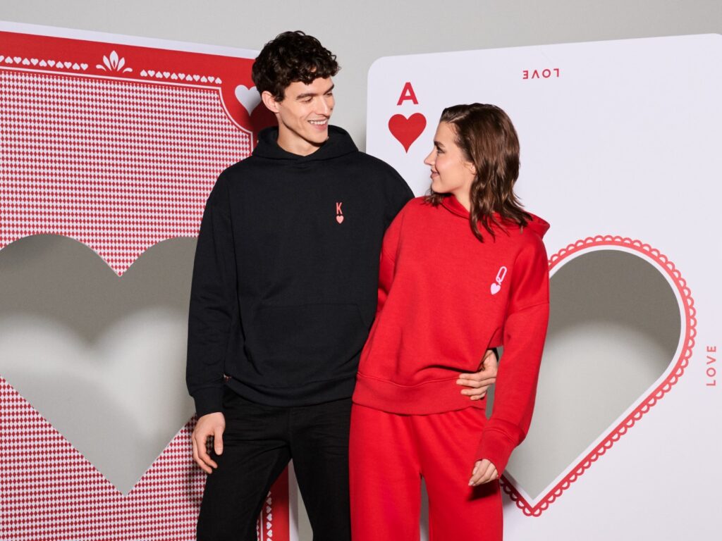 Descoperă cele mai inspirate idei de cadouri valentines day pentru el în colecția Sinsay, de la tricouri tematice la accesorii pline de umor.